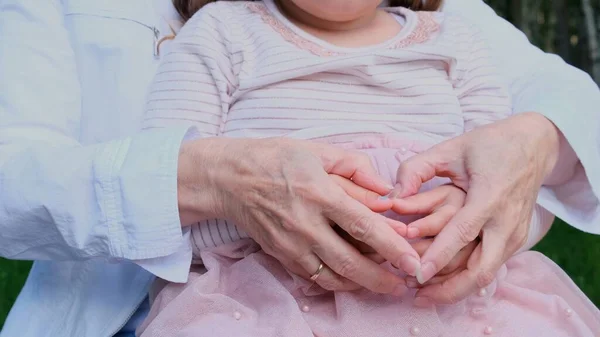 Hjärta från mormor och barnbarn. Begreppet lycklig relation mellan generationer, uppfostran av barn — Stockfoto