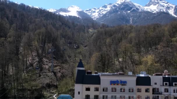 Funivia a Gorky Gorod stazione sciistica di montagna nelle montagne del Caucaso su Krasnaya Polyana, Sochi, Russia. Paesaggio autunnale: Sochi, Russia - 15 aprile 2021. — Video Stock