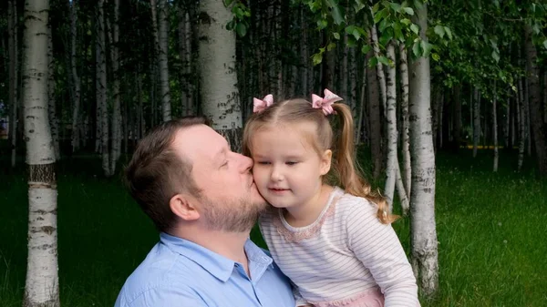 Papà bacia delicatamente la sua figlioletta, 4 anni, sulla guancia. Festa dei padri. Concetto infanzia felice.. — Foto Stock