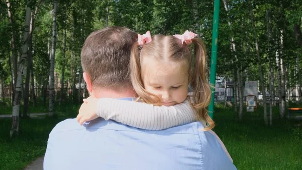 公園を歩いている間に彼の首と抱きかかえている娘4-5歳の幸せな父親 — ストック写真