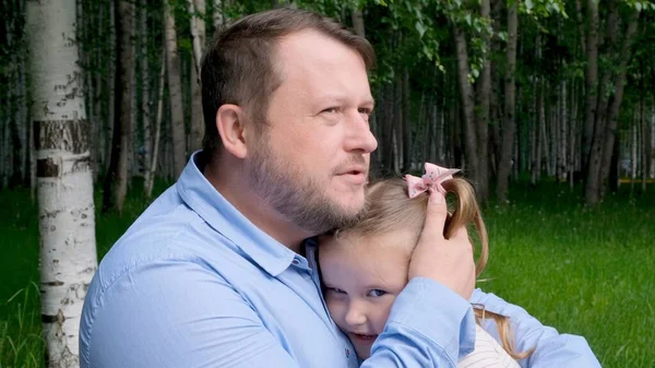 Stark pappa kramar försiktigt sin lilla dotter, 3 år gammal, njuter av faderskap. Pappadagen. Glad barndom och föräldraskap koncept. Skydd av barn — Stockfoto