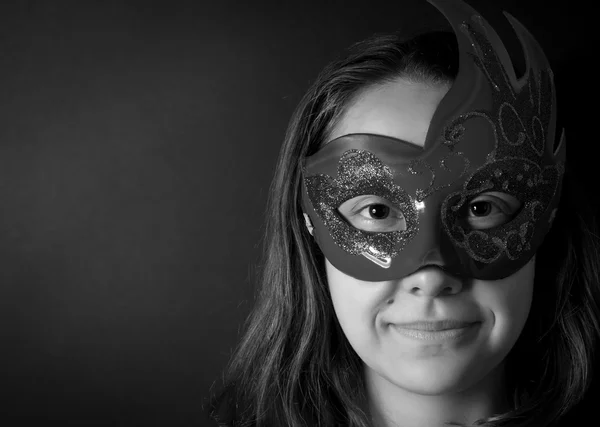 Mujer joven con máscara — Foto de Stock
