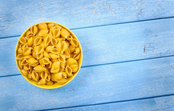 Rauwe pasta op blauwe achtergrond — Stockfoto