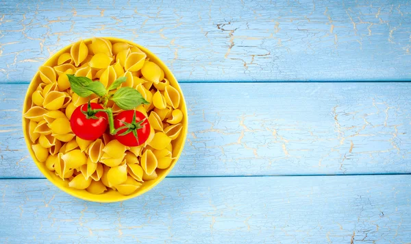 Pasta cruda su azzurro — Foto Stock