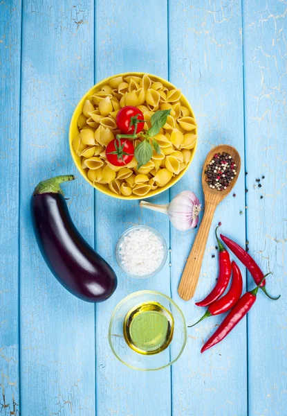 Ingredienti della pasta su blu — Foto Stock