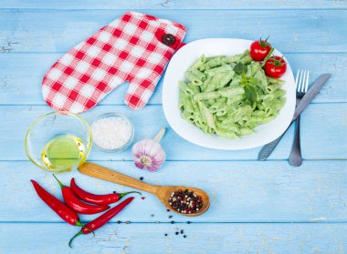 Ispanaklı makarna mavi