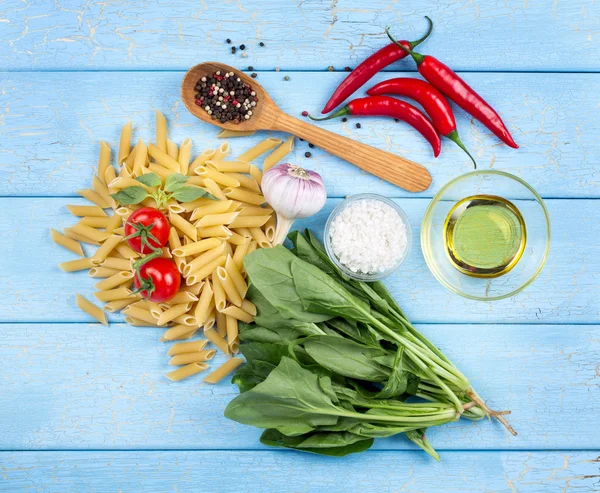 Ingredientes de pasta en azul — Foto de Stock