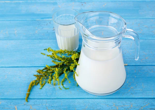 Leche en tarro de vidrio — Foto de Stock