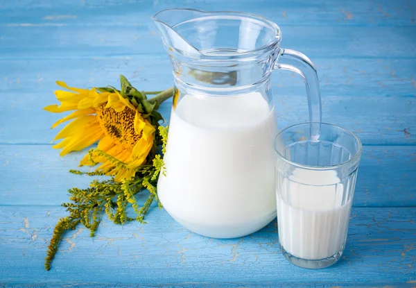 Leche en tarro de vidrio — Foto de Stock