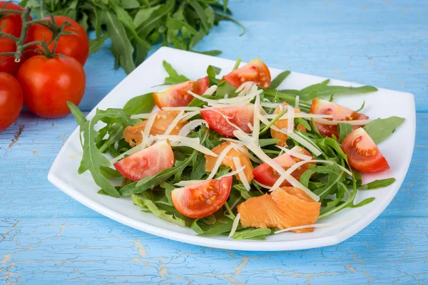 Zalm salade op plaat — Stockfoto
