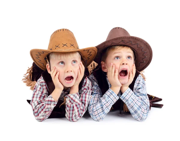 Twee Kleine Jongens Gekleed Cowboy Kostuum Verbaasd Studio Schot Geïsoleerd — Stockfoto