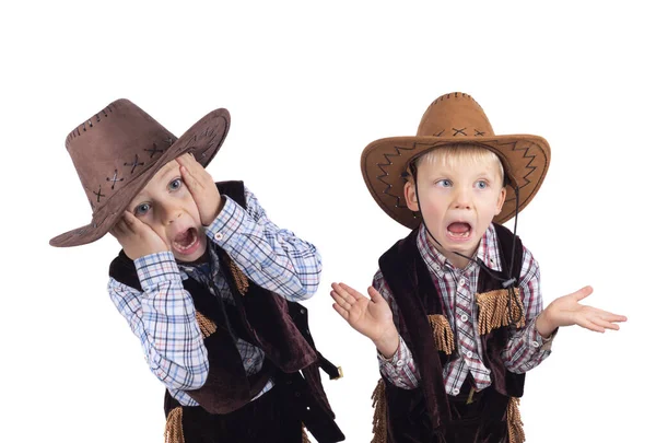 Twee Kleine Jongens Gekleed Cowboy Kostuum Verbaasd Studio Schot Geïsoleerd — Stockfoto