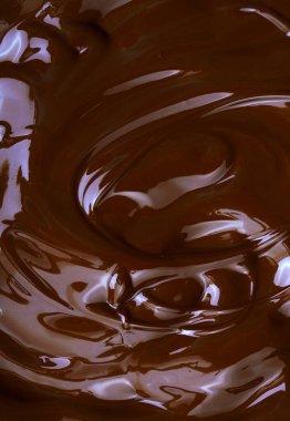 Erimiş çikolata arkaplanının yakın görüntüsü