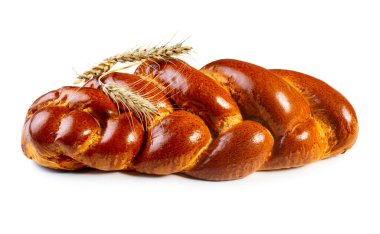 Beyaz arka planda buğday kulaklı ev yapımı tatlı ekmek.