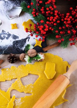 Zencefilli kurabiye yapıyorum. Metal kesicili Hamur, tahta oklavalı merdane, tarçın, anason, noel süslemeleri