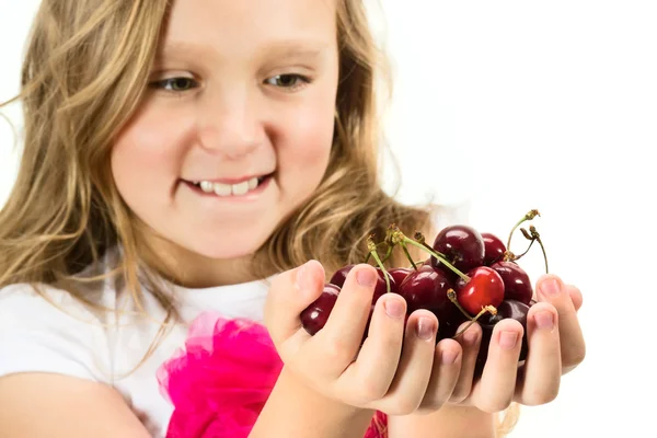 Liten flicka med körsbär — Stockfoto