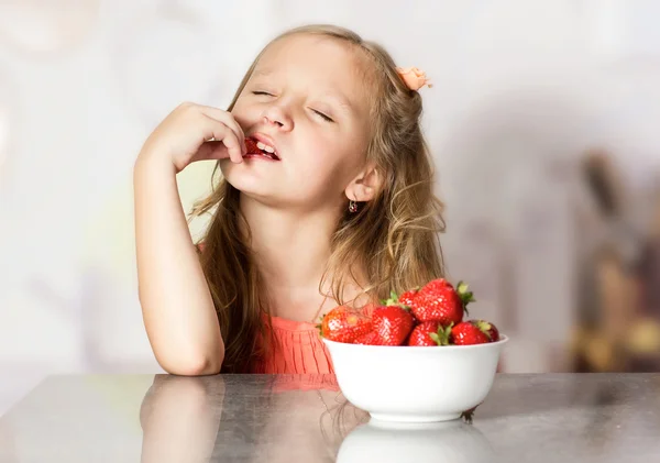 Lille pige med jordbær - Stock-foto