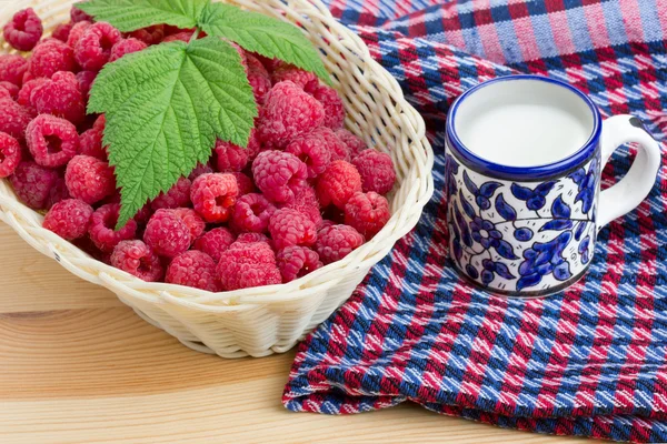 Raspberries with milk — Stock Photo, Image