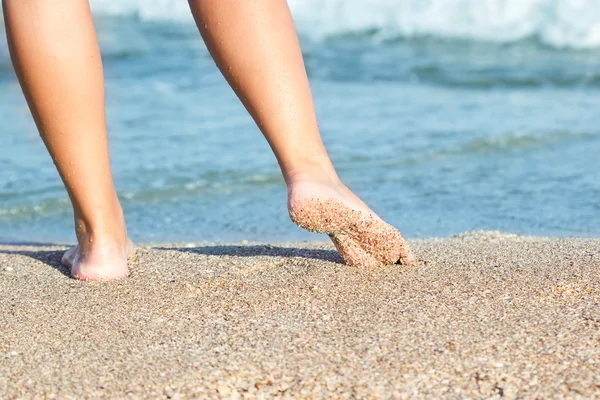 Ноги и пляж — стоковое фото
