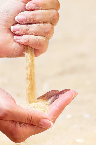 Vrouw handen met zand — Stockfoto