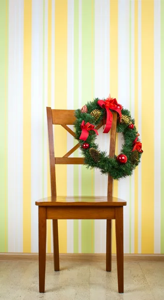 Silla de madera con decoración de Navidad — Foto de Stock