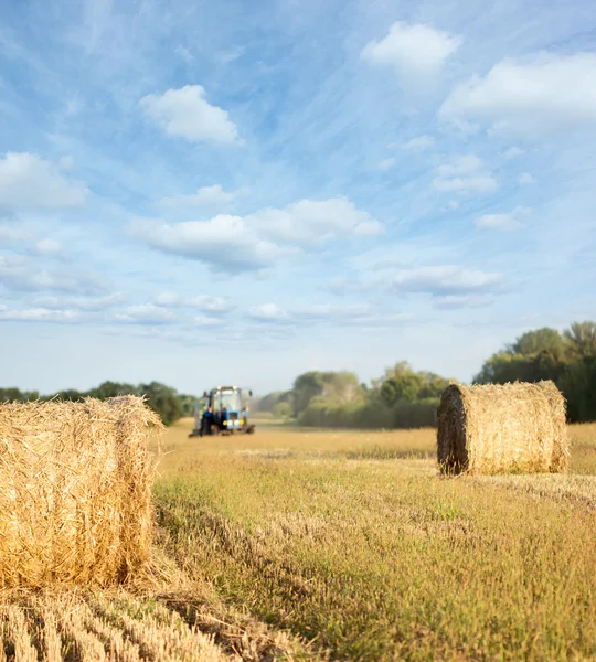 Tractor tirar rollo de heno — Foto de Stock