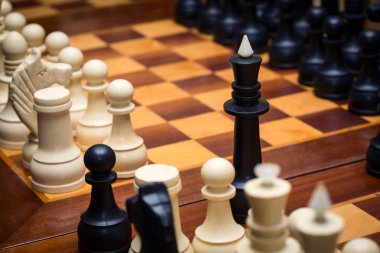 ijzer geëmailleerd vergiet geïsoleerd op witte achtergrond