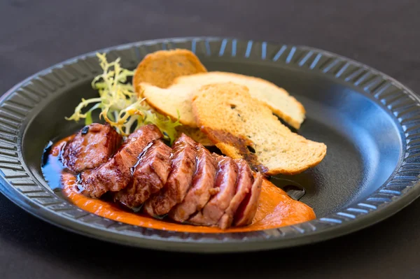 Orkinos biftek havuç mash ve tatlı sos ile — Stok fotoğraf