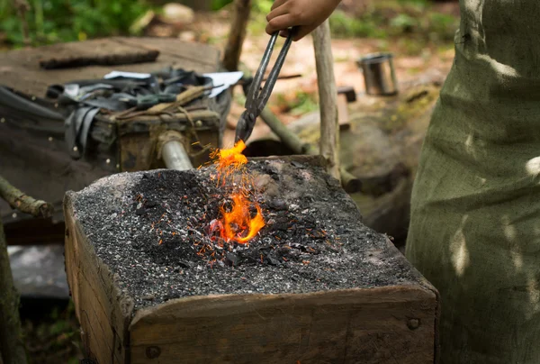 Kırmızı-sıcak metal dövme
