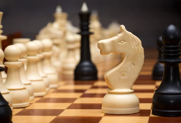 Шахматная доска и фигуры крупного плана — стоковое фото