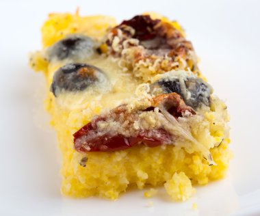 Kurutulmuş domates ile polenta tart
