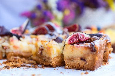 lezzetli dilimlenmiş incir pasta