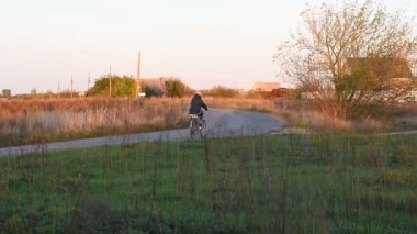 Bisikletçi yolda bir dönüşün üstesinden gelir..
