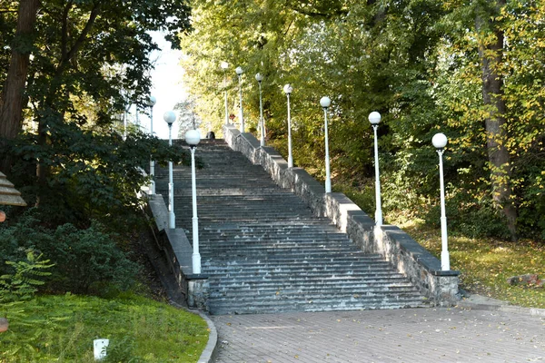 Каменная лестница, соединяющая два уровня в парке. — стоковое фото