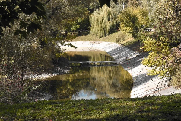 Рукотворне Озеро Міському Парку Берегами Облицьованими Бетонними Плитами Високоякісна Фотографія — стокове фото