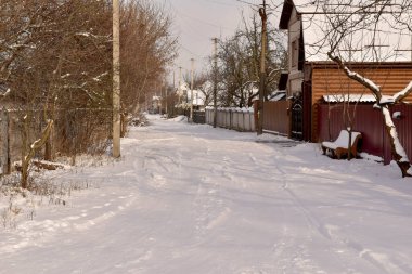 Köyün koruluğun kenarındaki caddesi düşen kardan bembeyaz oldu. Yüksek kalite fotoğraf