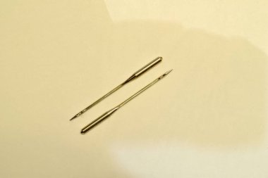 Dikiş makinesinin iğneleri beyazın üzerinde..