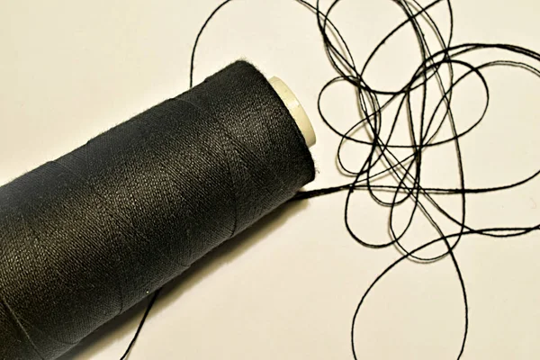 白い糸の黒い糸の大きなスプール. — ストック写真