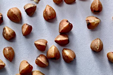 Olgun karabuğday taneleri beyaz bir yüzeyde yatar. Yüksek kalite fotoğraf