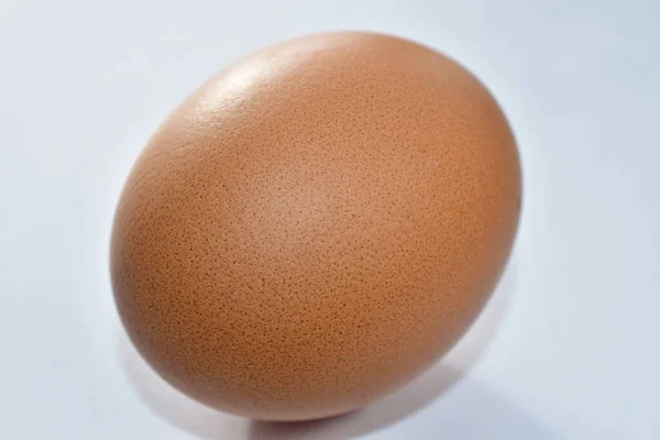 Masanın Üzerinde Kahverengi Bir Tavuk Yumurtası Yatıyor Yüksek Kalite Fotoğraf — Stok fotoğraf
