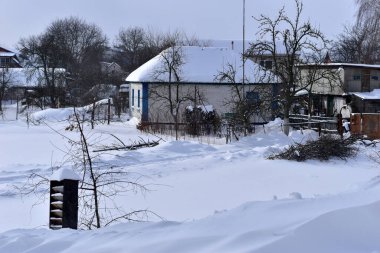 Kırsal ev ve evin yakınındaki alan karla kaplı. Yüksek kalite fotoğraf