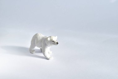 Kutup ayısı. Çocuklar için oyuncak. Boyutları küçük, siyah burunlu beyaz. Yandan çekilmiş. İzole et.