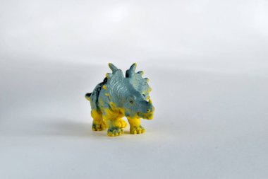 Beyaz üzerine plastik dinozor. Çocuk oyuncağı.
