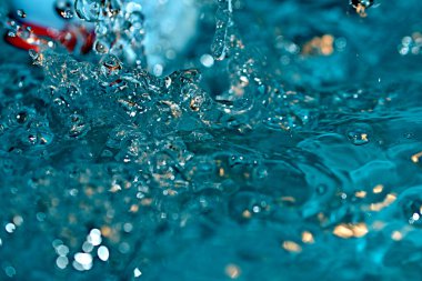 Düşen damlalar suyun yüzeyinde bir fırtına yarattı.