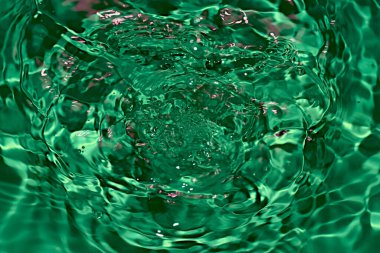 Düşen damlalardan suyun yüzeyinde sayısız çember oluştu..