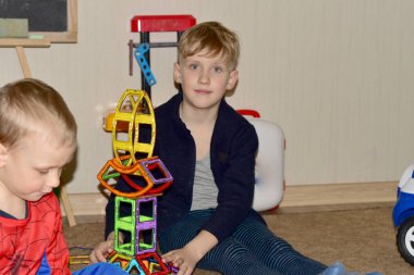 İnşaatçının çocukları yüksek bir bina inşa ettiler.