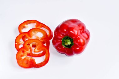 Kırmızı dolma biberi yakın plan beyaz halkalara dilimlenmiş..