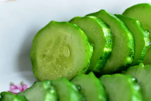 Szeletelt zöld uborka közeli felvétele egy tányéron. — Stock Fotó
