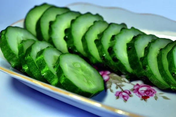 Yakın plan yeşil salatalık dilimlenmiş halkalar.. — Stok fotoğraf