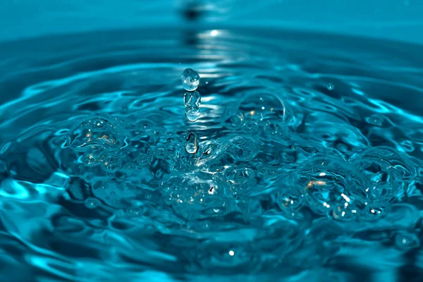 Imagen de fondo de la superficie del agua sobre la que caen las gotas. — Foto de Stock